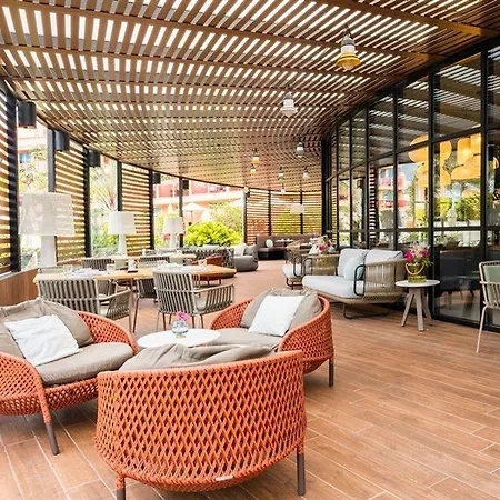 Sir Anthony פלאייה דה לאס אמריקס