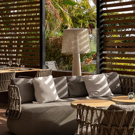 Sir Anthony פלאייה דה לאס אמריקס